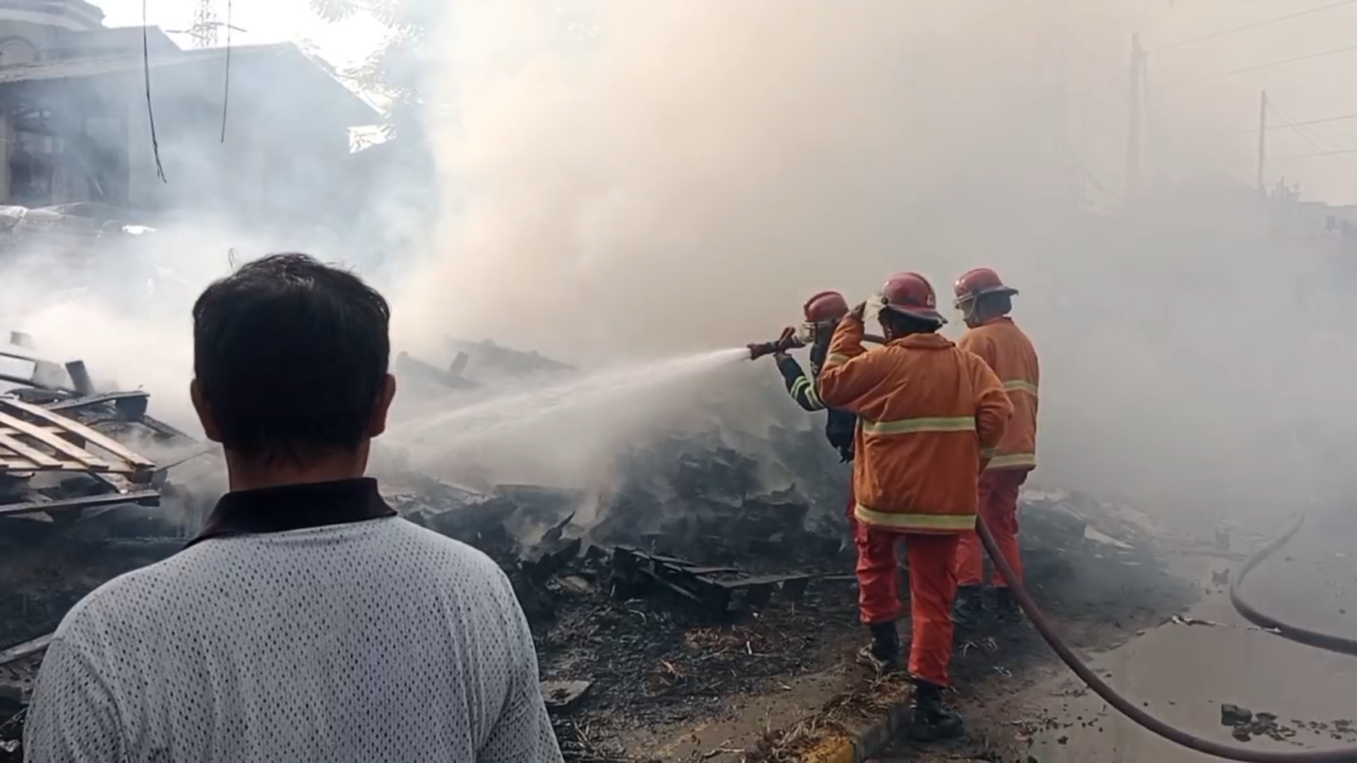 Gara-gara Puntung Rokok, Gudang Penyimpanan Barang Bekas di Bekasi Ludes Terbakar