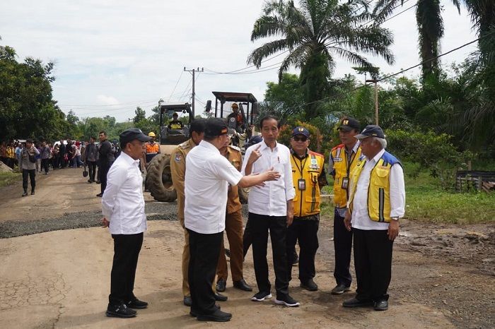 Jalan di Bengkulu Rusak Parah, Jokowi Pastikan Pemerintah Pusat Ambil Alih Perbaikan