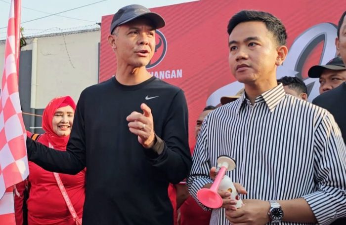 Momen Gibran Pakai Kemeja Hitam Putih Garus-garis saat Dampingi Ganjar Jalan Sehat 