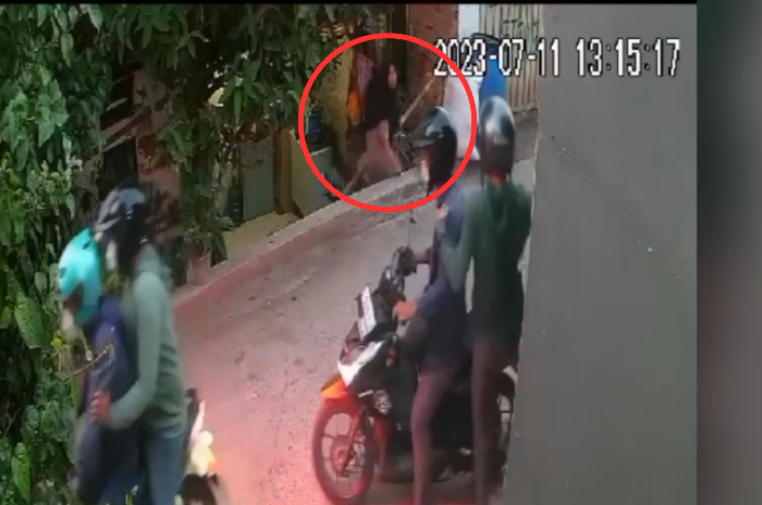 Aksi Emak-emak di Bekasi Gagalkan Aksi Pencurian Motor, Nyaris Ditembak Pelaku 