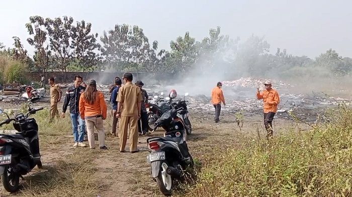 Bikin Sesak Nafas, Pemdes Dan Warga Tutup Paksa Lokasi Pembakaran Limbah Pabrik