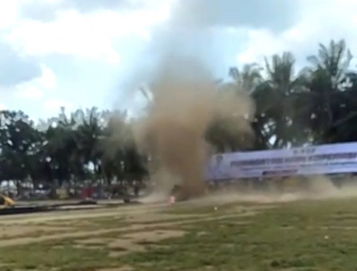 Angin Puting Beliung Terjang Tenda, Kursi, dan Banner Acara Hari Koperasi di Jember