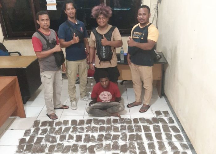 Polda Papua Tangkap WN Papua Nugini Pembawa 1 Bal Ganja, 2 Pelaku Melarikan Diri