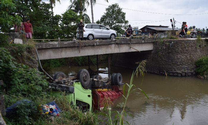 Mobil Truk di Pinrang Terjun ke Sungai, Bagaimana Nasib Sopirnya?
