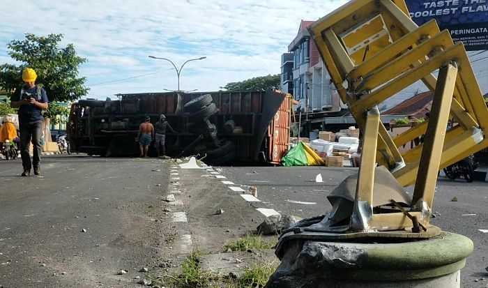 Truk Ekspedisi Terbalik di Parepare, Melintang dan Barang Muatan Berhamburan di Jalanan