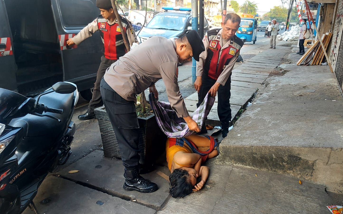 Waduh! Ada Wanita Mabuk Berat di Tambora, Ditemukan Tidur di Trotoar