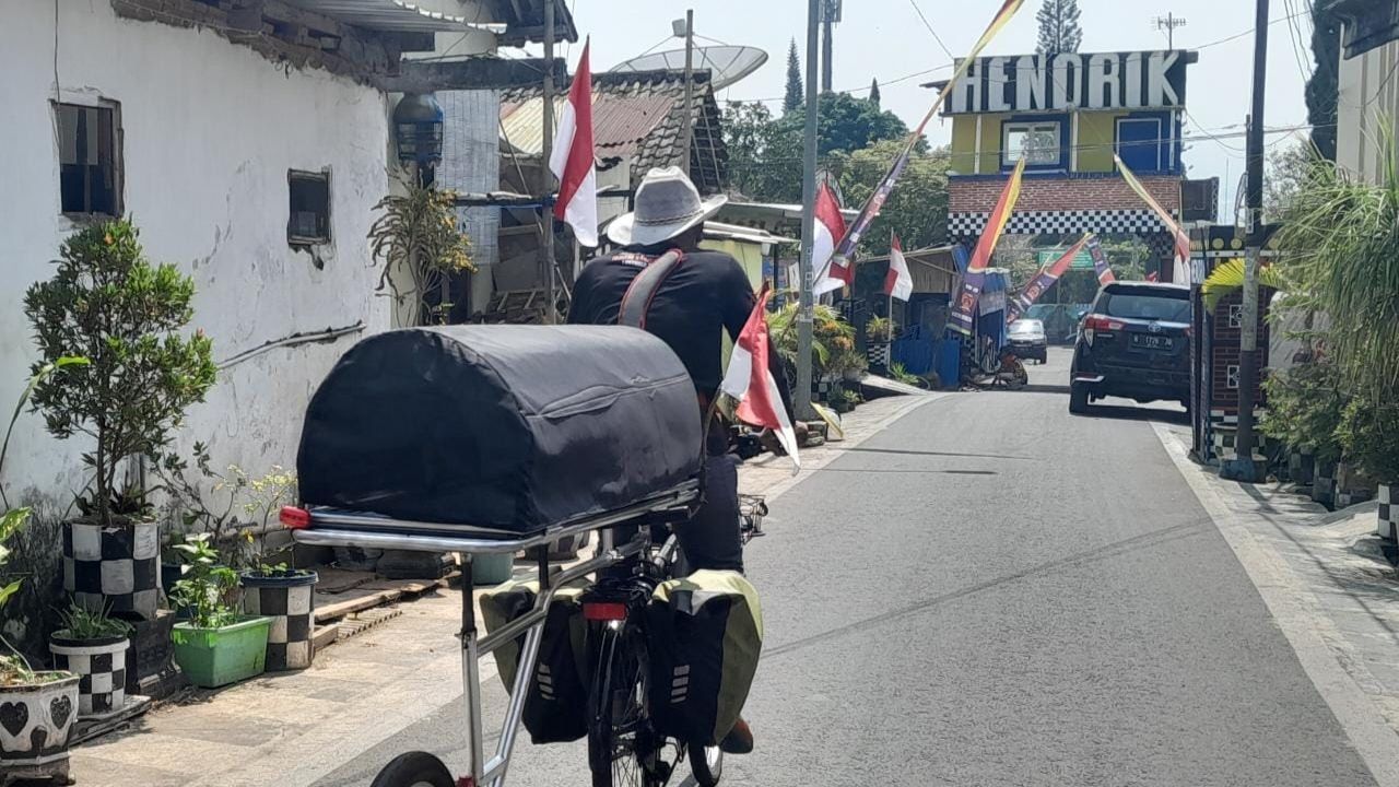 Menolak Lupa Tragedi Kanjuruhan, Pria Kota Batu Bersepeda Keranda Mayat Sejauh 800 Km ke Senayan