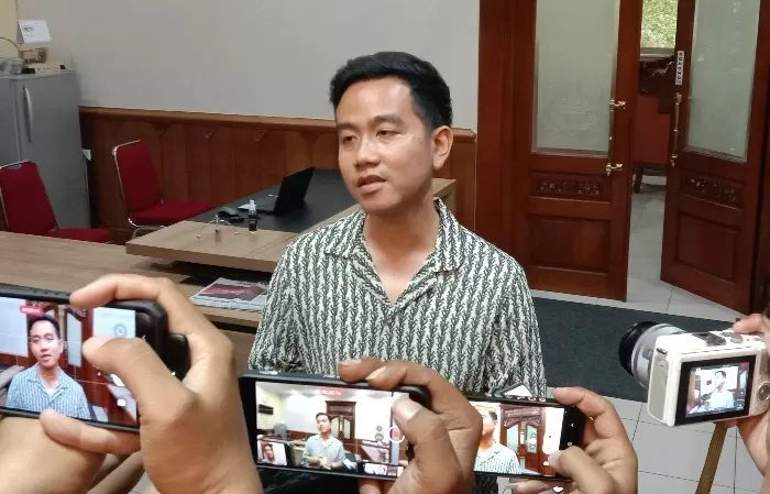 Rocky Gerung Ngaku Berteman dengan Anak Presiden Jokowi, Gibran: Aww So Sweet! 