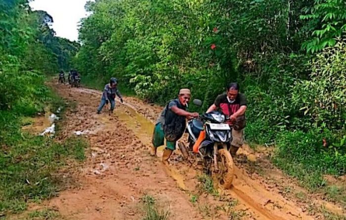Dear Presiden Jokowi, Ratusan Warga Bongan di Kutai Barat Terisolasi karena Jalanan Rusak