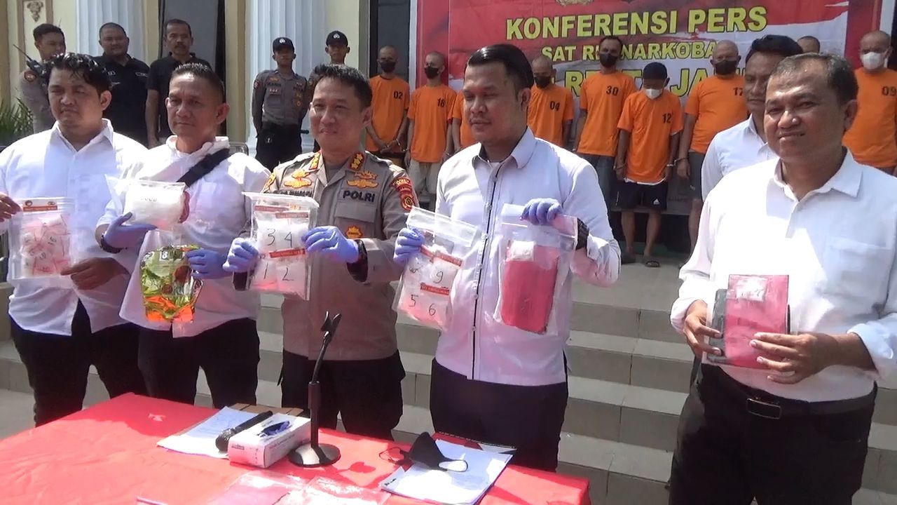 Polresta Jambi Ringkus 10 Orang Tersangka Narkoba Sabu Senilai Rp 2 Miliar