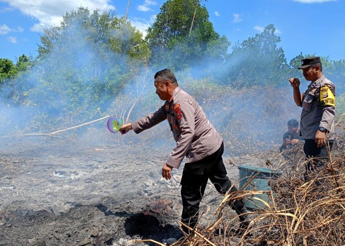 Temukan Lahan Warga Terbakar, Personel Polsek Soreang Berjibaku Padamkan Api dengan Alat Seadanya