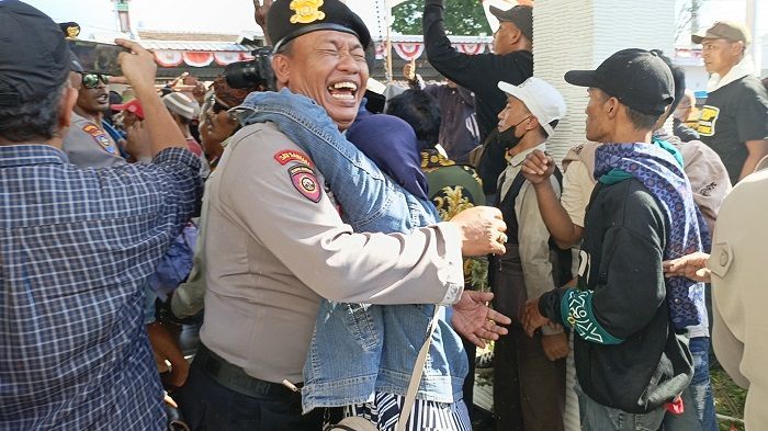 Kericuhan dalam Aksi 500 Warga Unras Bebaskan Tersangka Korupsi Berakhir dengan Aksi Saling Peluk