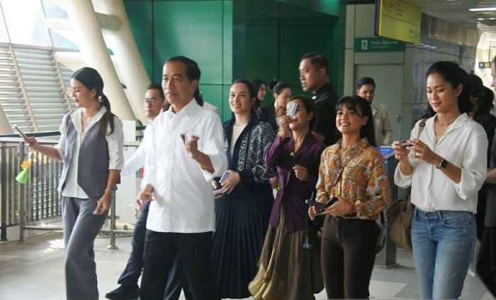 Jokowi Ajak Influencer Jajal LRT Lintas Bekasi