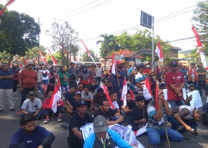 Puluhan Massa Aliansi Masyarakat Mojokerto Demo Tuntut Penangkapan dan Penjarakan Rocky Gerung