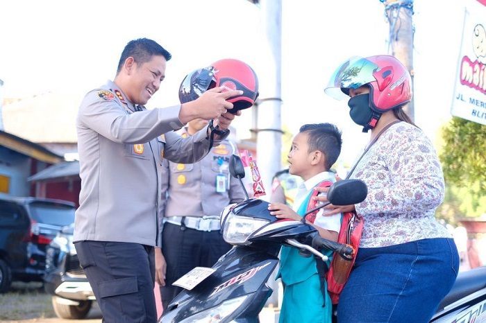 Momen Langka saat Polisi di Kota Blitar Bagikan Helm Gratis dan Bendera ke Pengguna Jalan