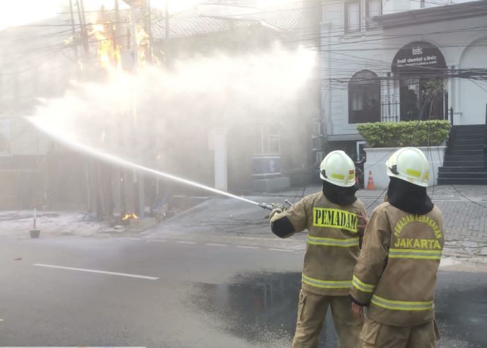 Kabel Listrik di Jalan Pakubuwono Jaksel Terbakar, Beruntung Belum Meluas
