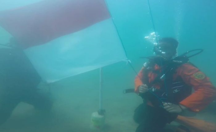 Tim SAR Gabungan Kibarkan Bendera Merah Putih di Dasar Laut Parepare, Kedalaman 7 meter, Dikawal 8 personel