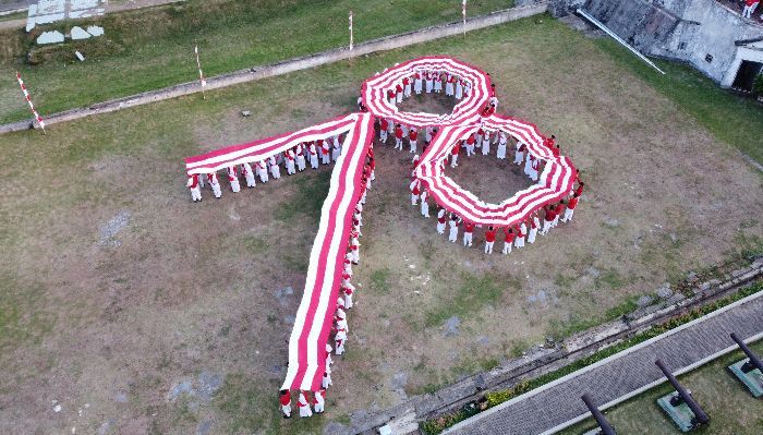 Keren! Semarak HUT RI, Siswa di Bengkulu Bentangkan Bendera Merah Putih Formasi Angka 78