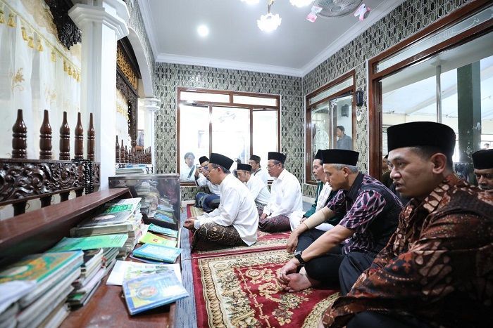 Ziarah ke Makam Mbah Dalhar Watucongol, Ganjar Belajar Cara Mencintai Indonesia