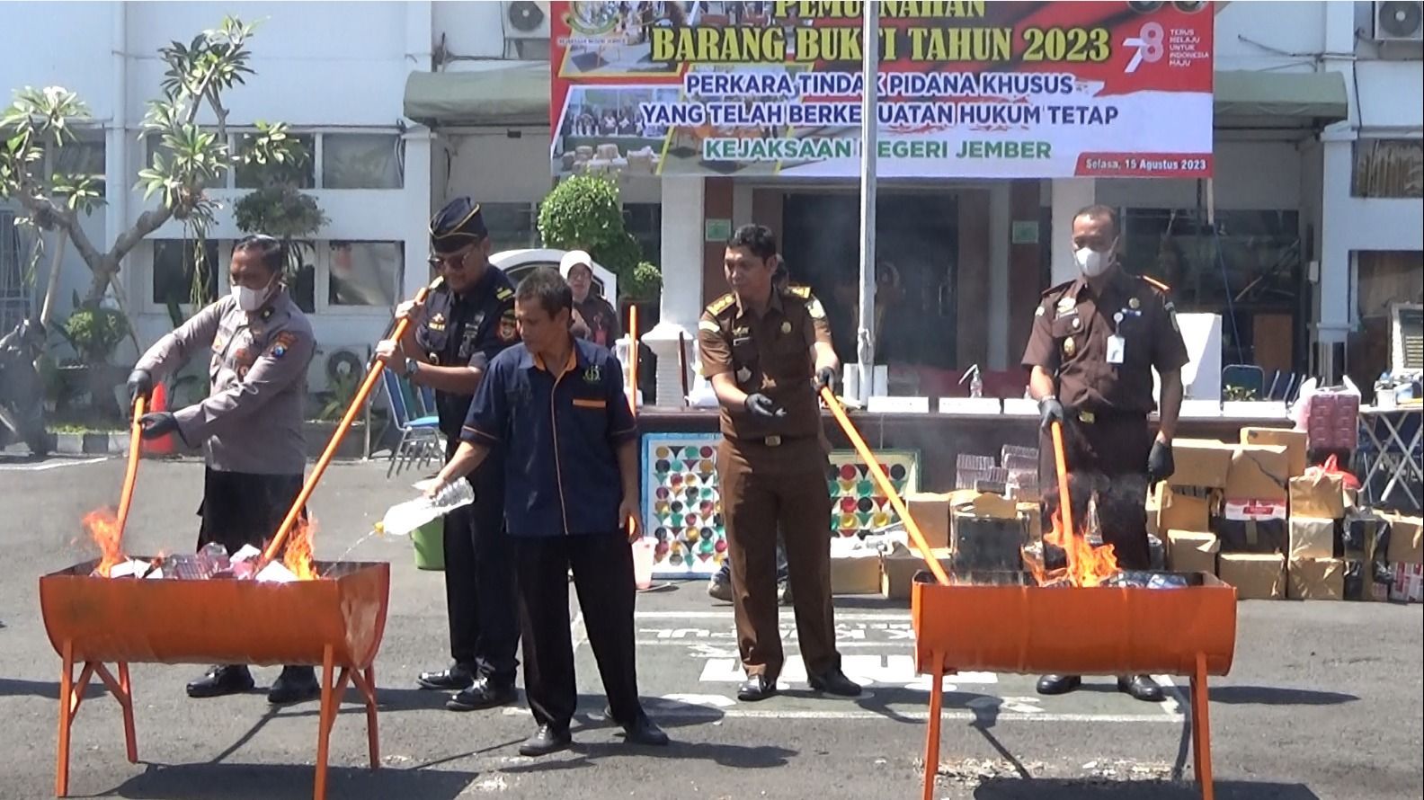 Kejari Jember Musnahkan Ratusan Ribu Bukti Kejahatan, Salah Satunya 5.000 Obat Gugur Kandungan