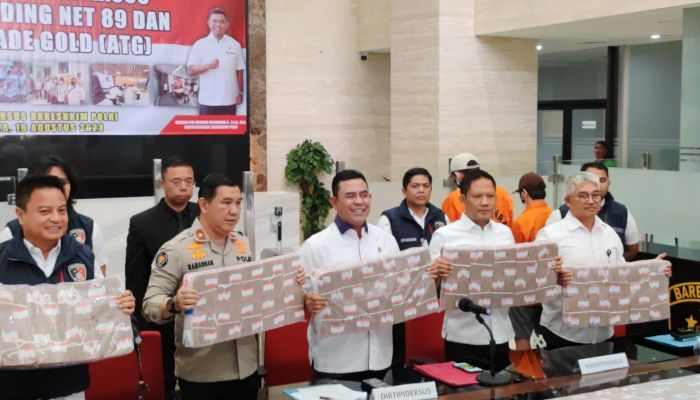 Polri Pamerkan Barang Bukti Kasus Robot Trading Net89: Tumpukan Uang Hampir Rp500 M!