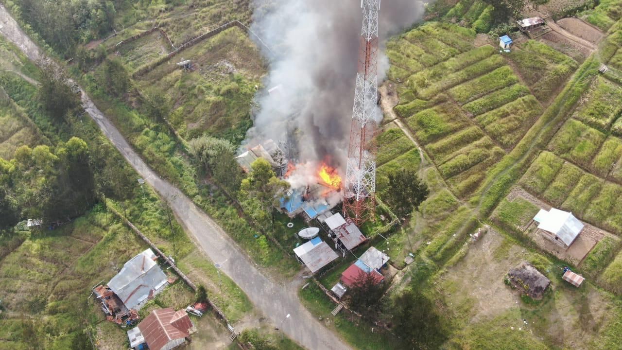 Merinding! KKB Bakar Rumah Warga Hingga Tower Telkomsel di Papua