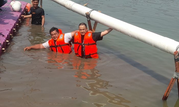 Waduh! Anies Baswedan Tercebur ke Air Setelah Dipukul Ketua RT di Waduk Lebak Bulus