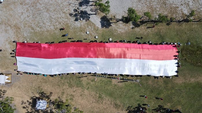 Membara! Kolaborasi Pemuda Pinrang Bentangkan Bendera pada HUT RI ke-78 di Pantai Terindah