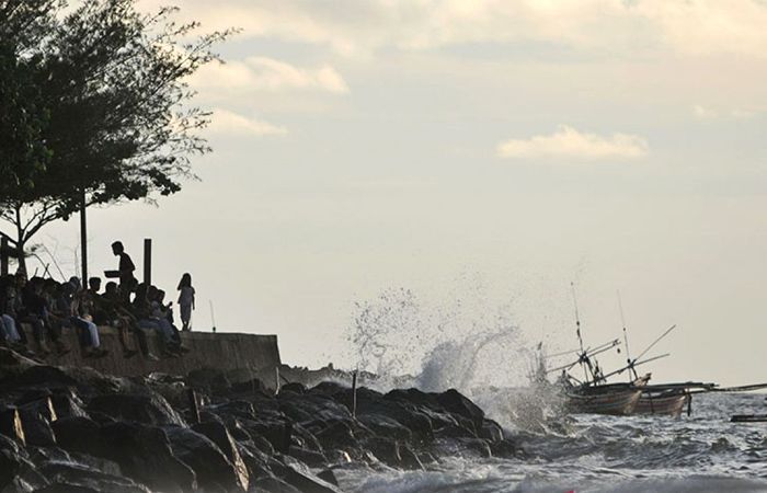 Mayarakat di Wilayah Pesisir Diminta Waspada Gelombang Tinggi hingga 4 Meter