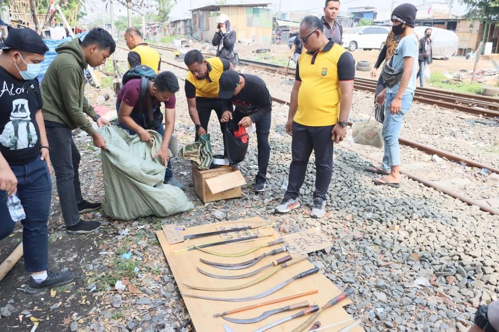 Kampung Bahari di Jakarta Utara Digerebek, Belasan Senjata untuk Lawan Polisi Disita!