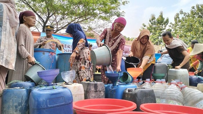 Dampak Kekeringan, Ribuan Warga Cibarusah Kesulitan Dapat Air Bersih