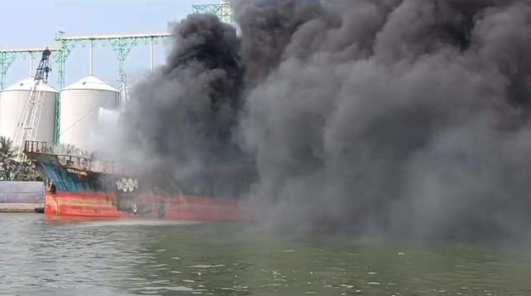 Tegang! Kapal Kargo Terbakar Hebat di Sunda Kelapa, Asap Hitam Mengepul