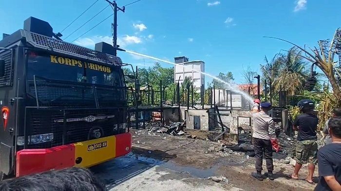 Aksi Mobil Water Canon Brimob Parepare atasi Kebakaran Hebat di Barru