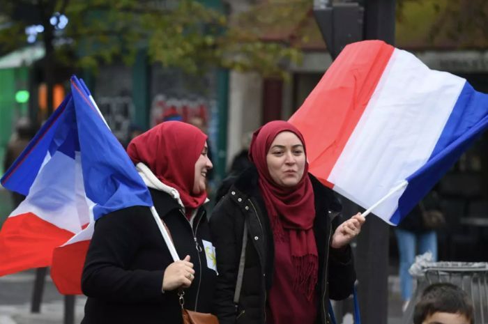 Setelah Jibab, Kini Prancis Larang Siswi Muslim Pakai Abaya di Sekolah
