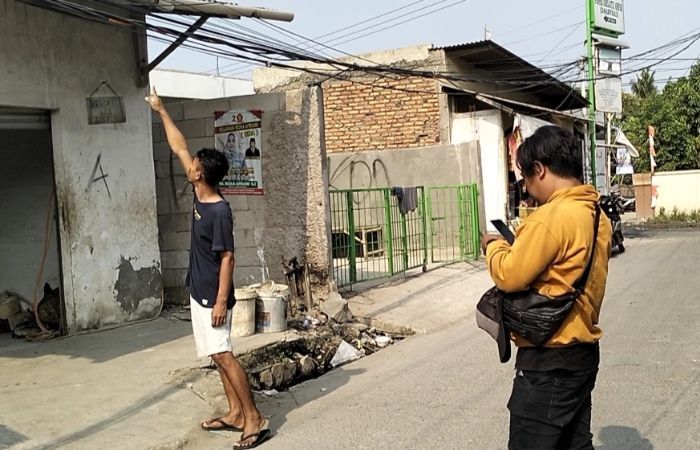 Niat Geser Kabel Listrik yang Nyangkut di Truk, Kernet Ini Malah Tersengat dan Jatuh dari Atas Truk