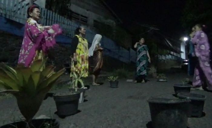 Amarah Emak-emak Nekat Tebar Pot Bunga, Protes Jalan Rusak Puluhan Tahun Tak Kunjung Diperbaiki   