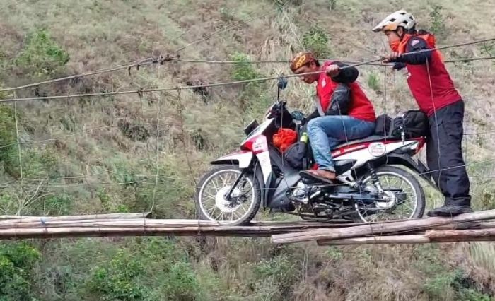 Jembatan Bambu Penghubung Pinrang-Toraja Nyaris Putus, Warga Bertaruh Nyawa saat Menyeberang 