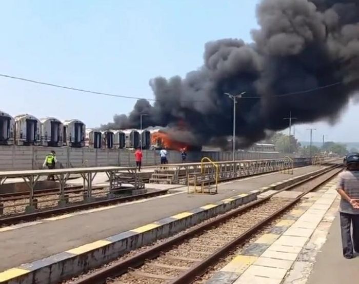 Tumpukan Bangkai Gerbong Kereta di Stasiun Purwakarta Terbakar, Ini Penyebabnya! 