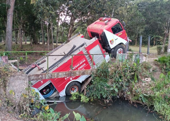 Truk Damkar di Jember Terperosok ke Sungai saat Berangkat Tugas, Diduga Jembatan Kayu Sudah Rapuh