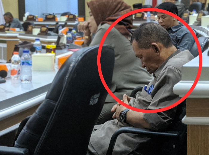 Miris! Digaji Pakai Uang Rakyat, Anggota DPRD Ini Tertidur Pulas saat Rapat Paripurna