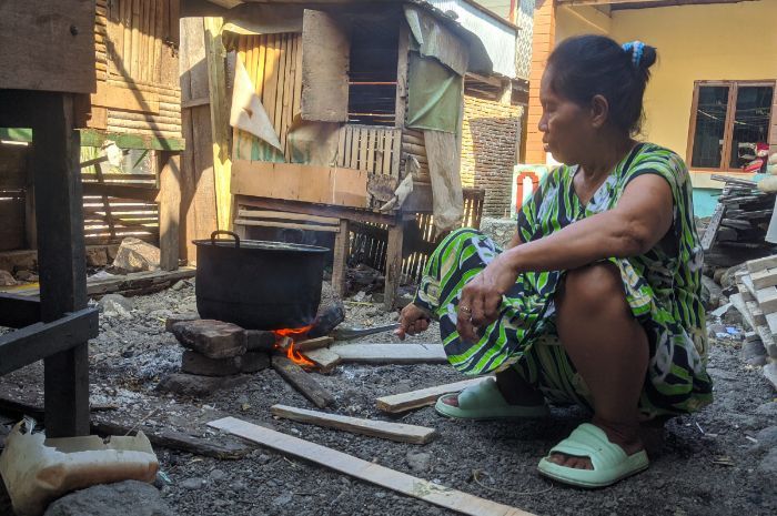 Gas Elpiji Udah Langka Mahal Pula, Warga Parepare Terpaksa Masak Pakai Kayu Bakar