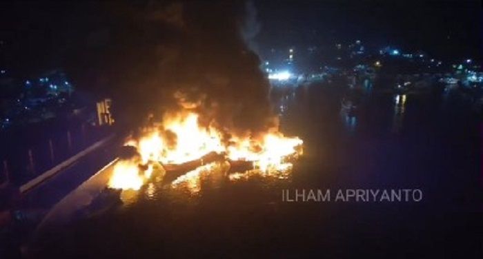 Kebakaran di Pelabuhan Muara Baru Jakut Semalam, 10 Kapal Hangus!