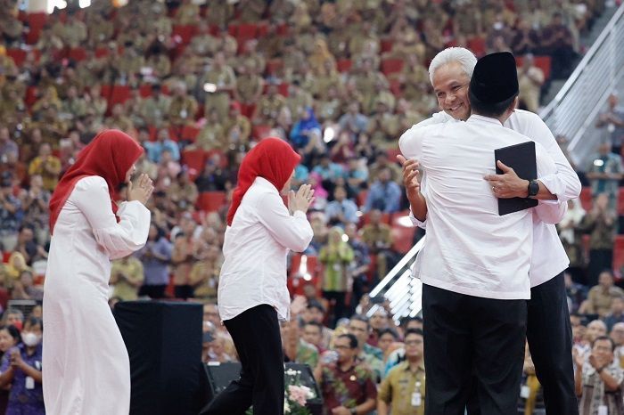 Pelukan Hangat dari Ganjar-Gus Yasin Untuk Warga Jawa Tengah 