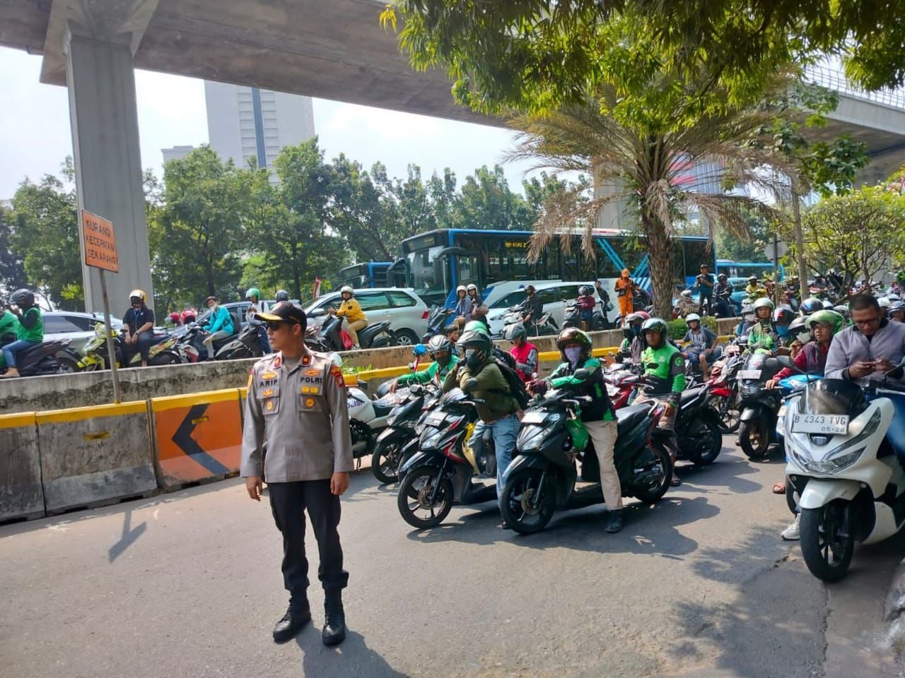 Momen Kapolsek Setiabudi Atur Lalu Lintas Imbas KTT ASEAN hingga Dimaki Pemotor