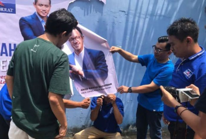 Kader Demokrat di Kabupaten Blitar Luapkan Kekecewaan dengan Sobek Foto Anies Baswedan