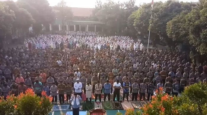Sejumlah Wilayah Alami Kekeringan, Ratusan Siswa SMP Di Bekasi Laksanakan Solat Istisqo