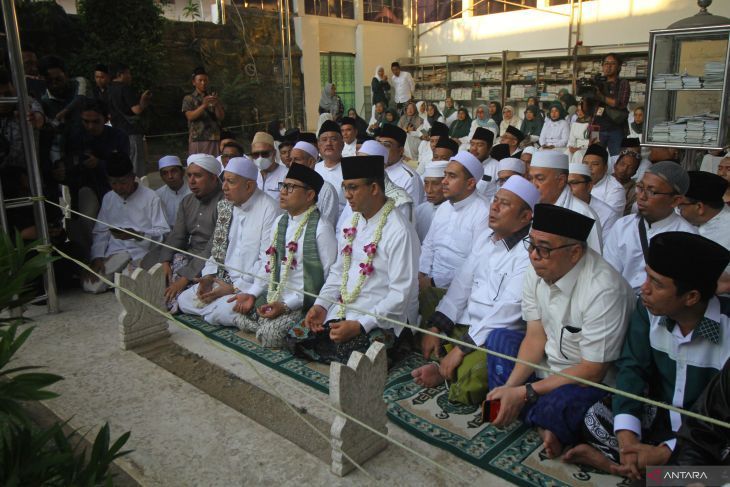 Anies Baswedan Lakukan Tur Ziarah ke Makam Walisongo, Berakhir di Makam Sunan Ampel di Surabaya