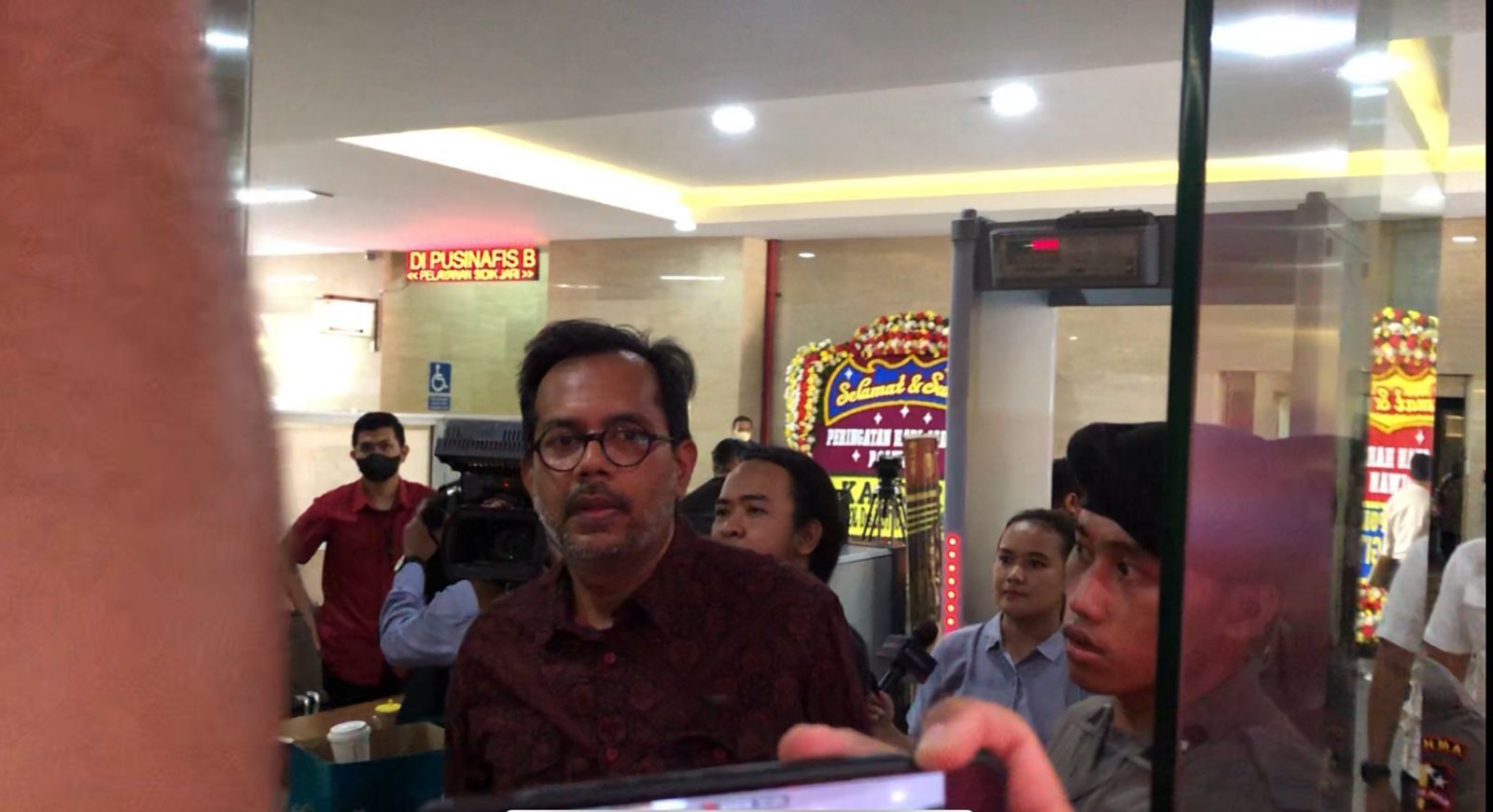 Rocky Gerung Tiba di Bareskrim Untuk Diperiksa, Pengacaranya Bawa Sekotak Bukti