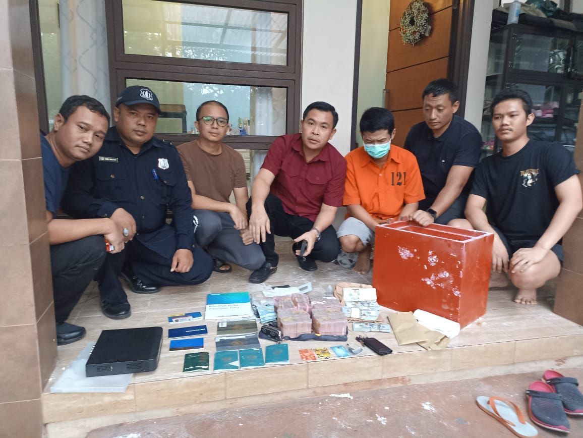 Polisi Geledah Rumah Anak Buah Bandar Narkoba Fredy Pratama di BSD, Gepokan Dolar Disita