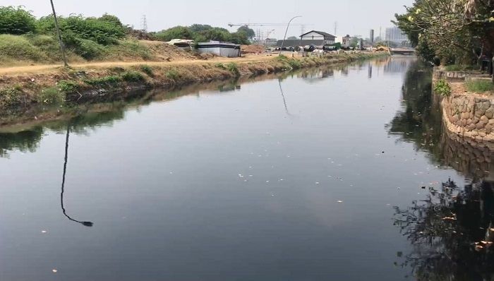 Diduga Tercemar Limbah, Aliran Kali Bekasi Kembali Berwarna Hitam dan Keluarkan Bau Menyengat